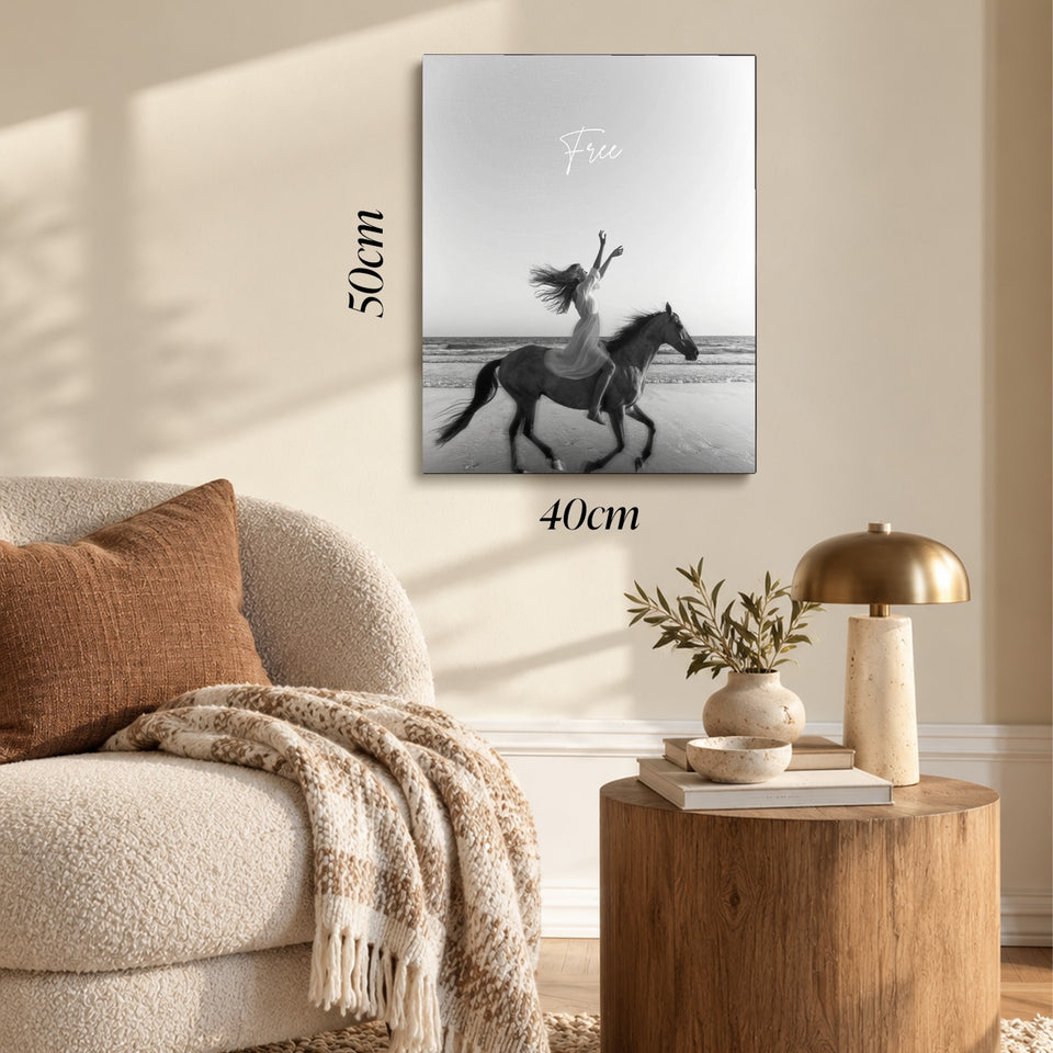 Toile Galop accrochée dans un salon au-dessus d’un canapé, avec ses cotes 40 × 50 cm