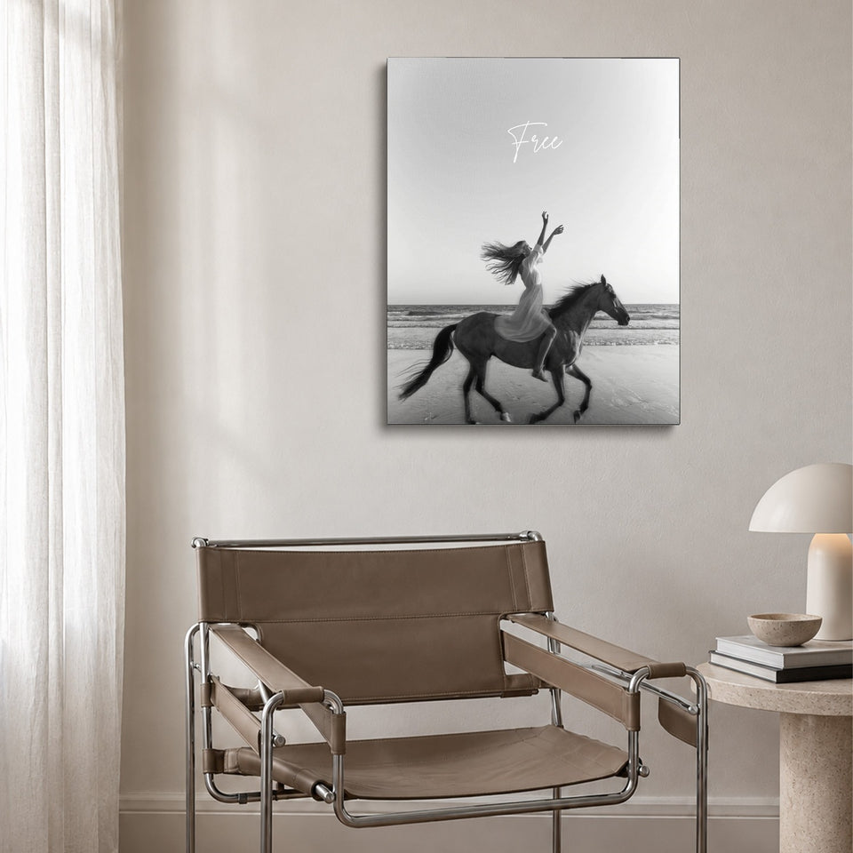 Toile Galop accrochée au-dessus d’un fauteuil en cuir et acier