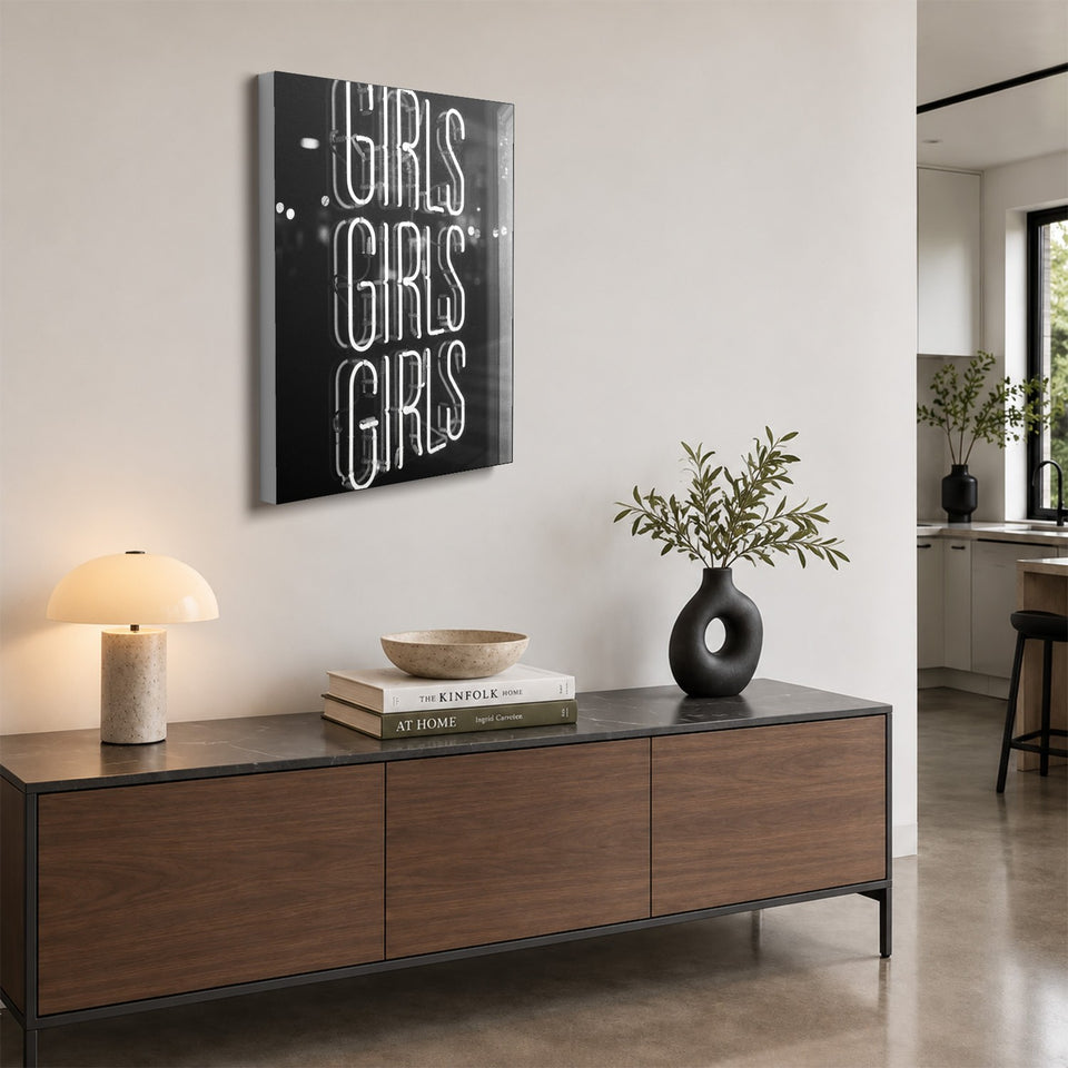 Toile Girls Girls Girls accrochée au-dessus d’un buffet en noyer