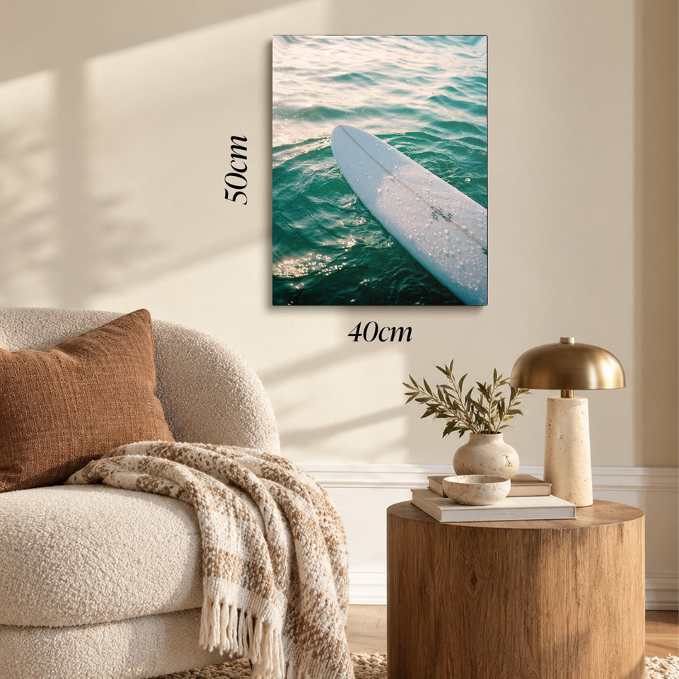 Toile Glisse accrochée dans un salon au-dessus d’un canapé, avec ses cotes 40 × 50 cm