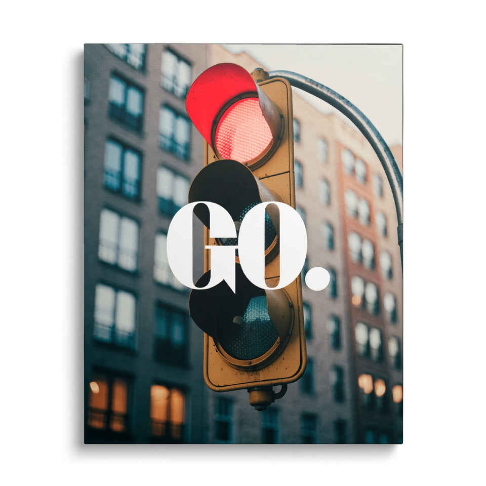 Toile Go. vue de face sur fond blanc : photographie d’un feu tricolore au rouge devant des immeubles, barrée du mot « Go. » en lettres blanches