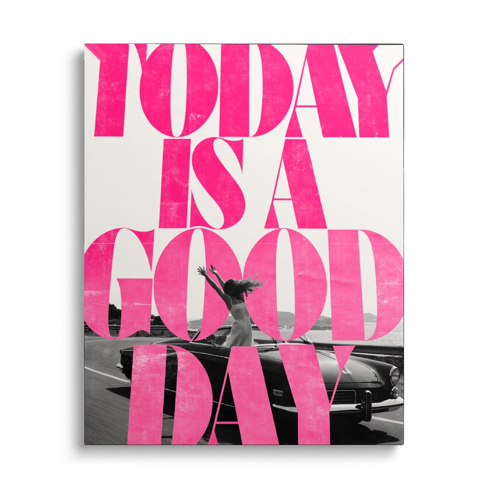 Toile Good Day vue de face sur fond blanc : lettrage rose vif « Today is a good day » superposé à une photographie noir et blanc d’une femme debout dans un cabriolet