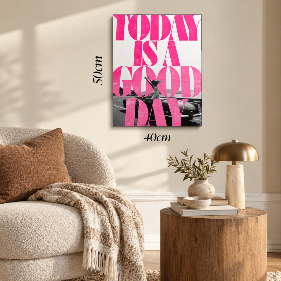 Toile Good Day accrochée dans un salon au-dessus d’un canapé, avec ses cotes 40 × 50 cm