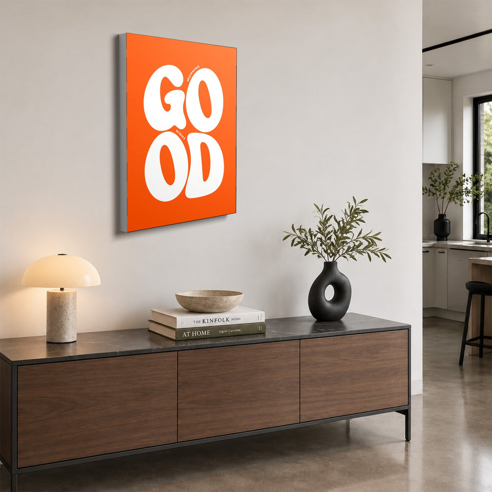 Toile Good Morning, Good Night accrochée au-dessus d’un buffet en noyer