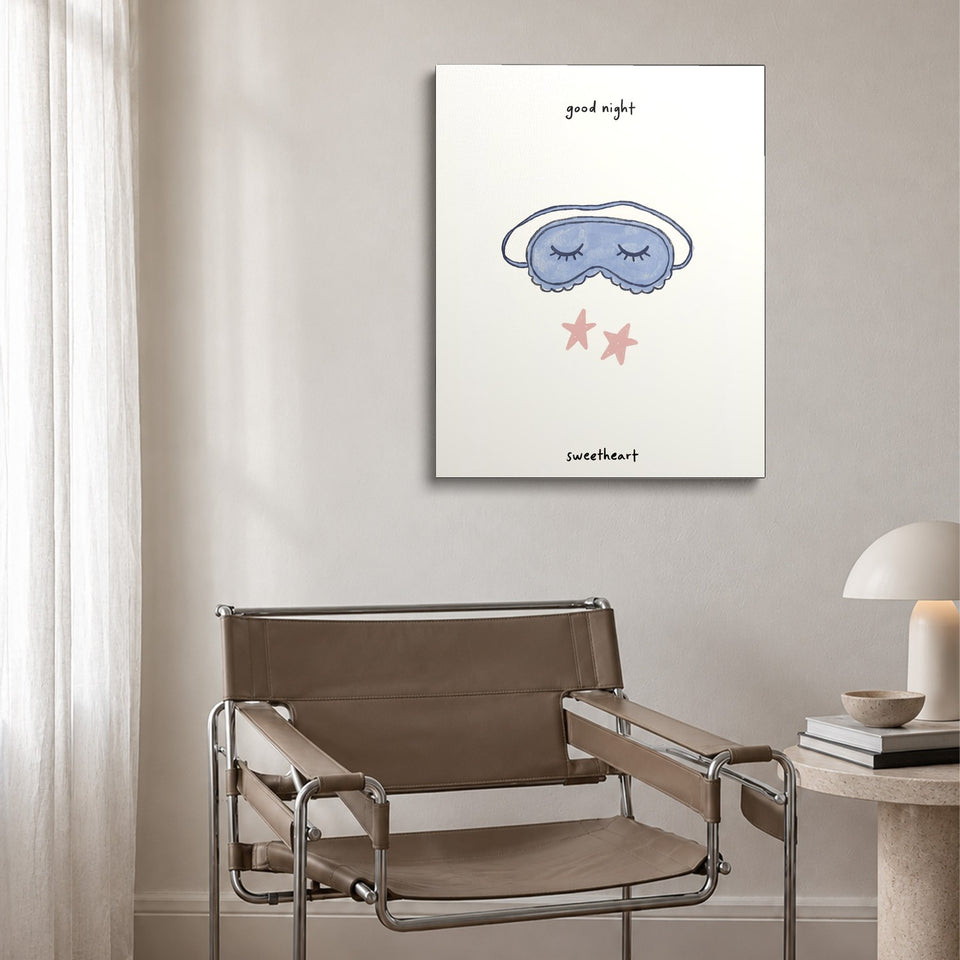 Toile Good Night Sweetheart accrochée au-dessus d’un fauteuil en cuir et acier