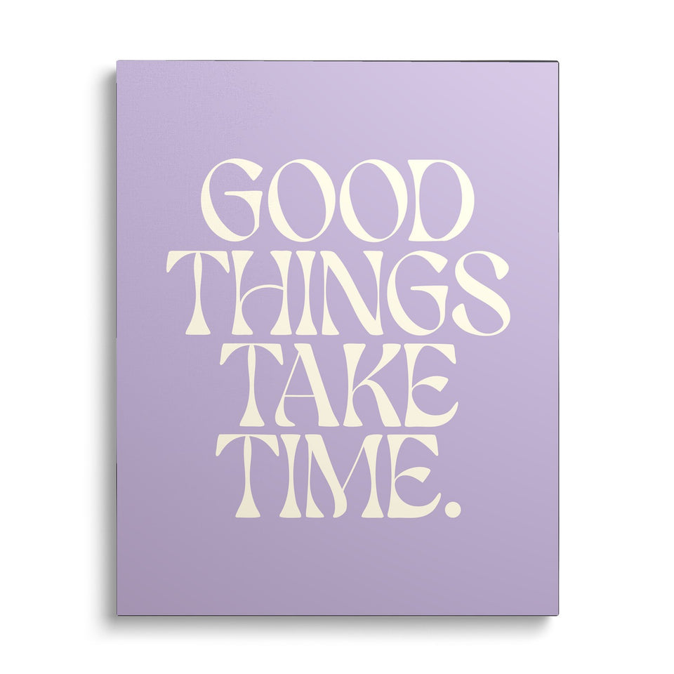 Toile Good Things Take Time vue de face sur fond blanc : phrase « Good things take time. » en lettres crème aux formes rétro sur fond lilas