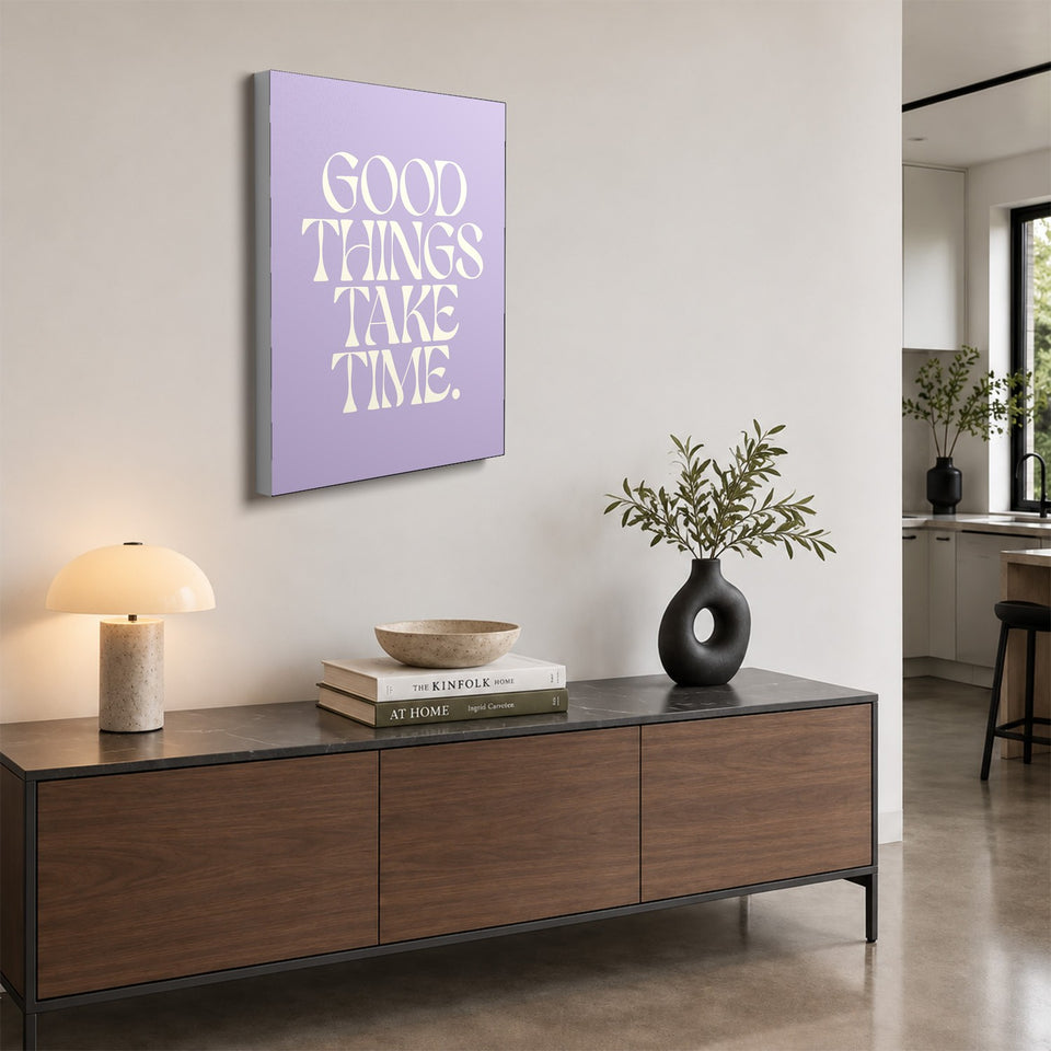 Toile Good Things Take Time accrochée au-dessus d’un buffet en noyer