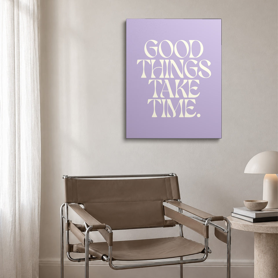 Toile Good Things Take Time accrochée au-dessus d’un fauteuil en cuir et acier