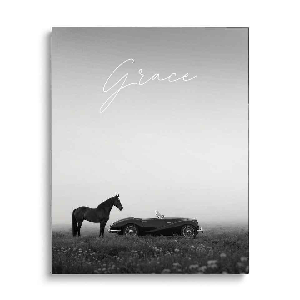 Toile Grace vue de face sur fond blanc : photographie noir et blanc d’un cheval debout près d’un cabriolet ancien dans une prairie brumeuse, mot « Grace » en écriture manuscrite