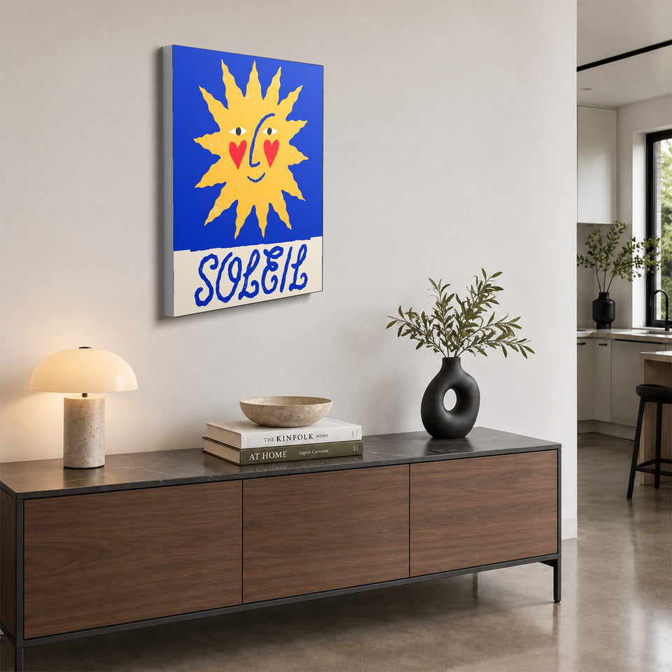 Toile Grand Soleil accrochée au-dessus d’un buffet en noyer
