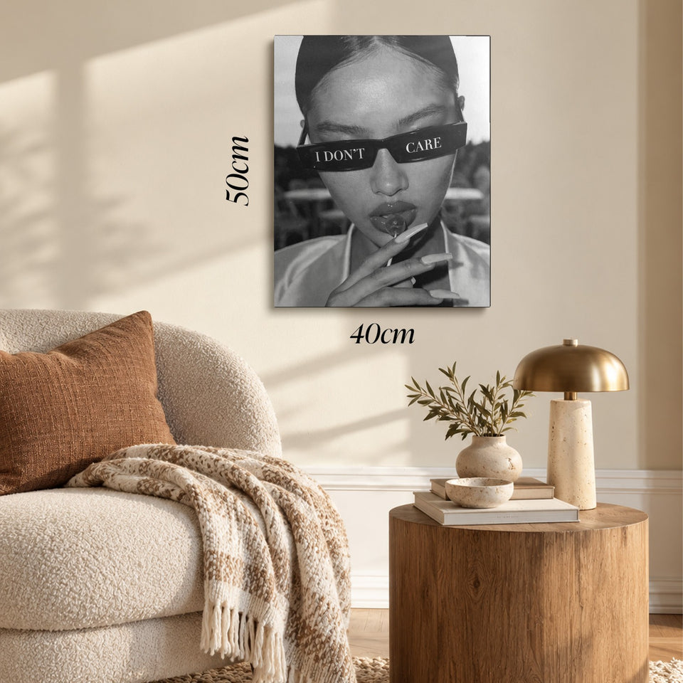 Toile I Don’t Care accrochée dans un salon au-dessus d’un canapé, avec ses cotes 40 × 50 cm