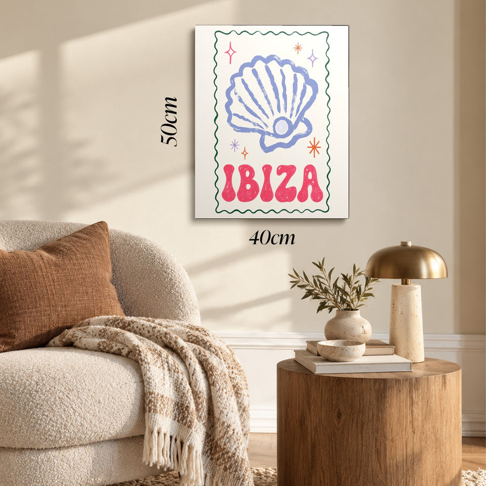 Toile Ibiza accrochée dans un salon au-dessus d’un canapé, avec ses cotes 40 × 50 cm
