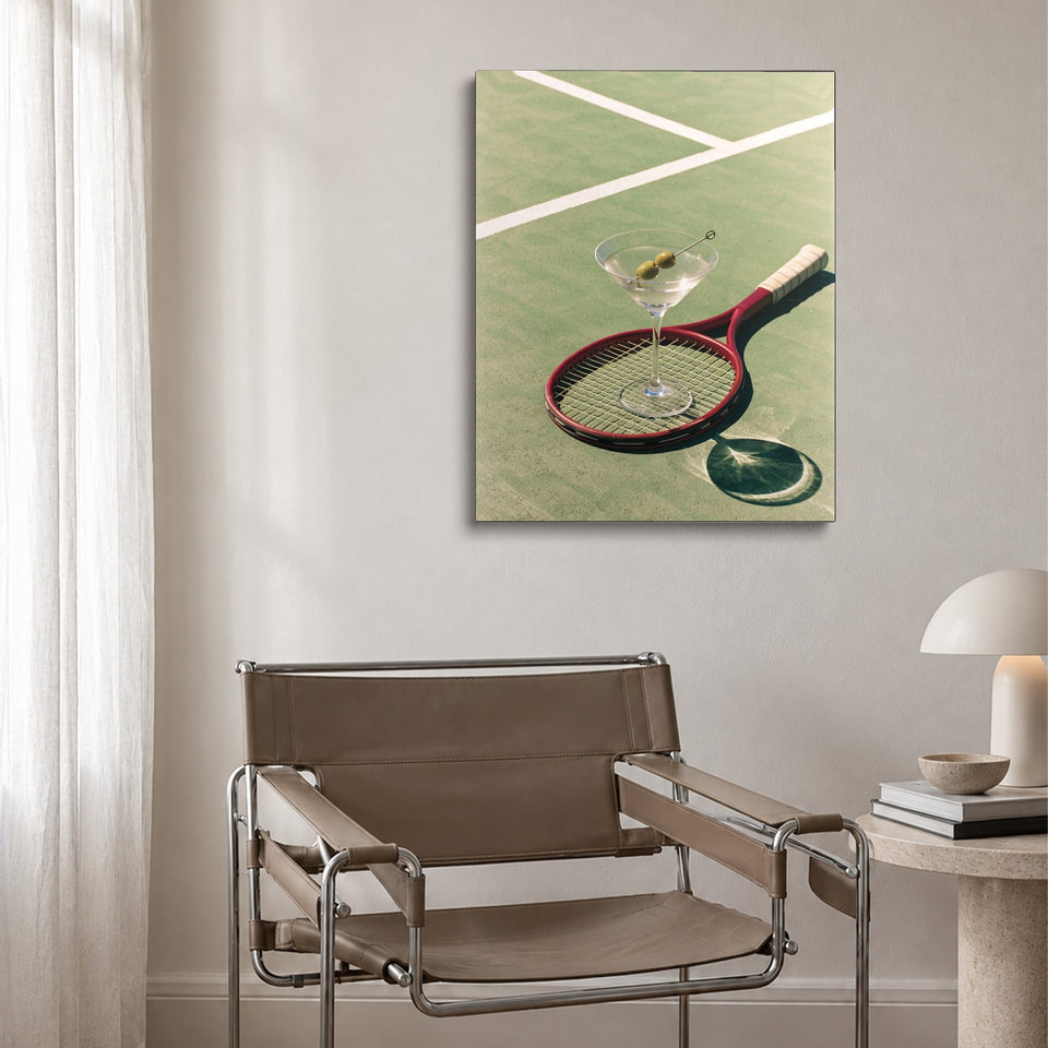 Toile Jeu, Set et Martini accrochée au-dessus d’un fauteuil en cuir et acier