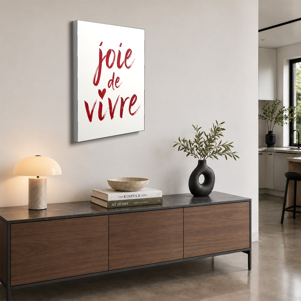Toile Joie de Vivre accrochée au-dessus d’un buffet en noyer