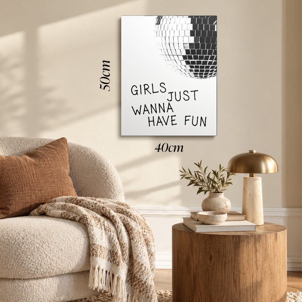 Toile Just Wanna Have Fun accrochée dans un salon au-dessus d’un canapé, avec ses cotes 40 × 50 cm