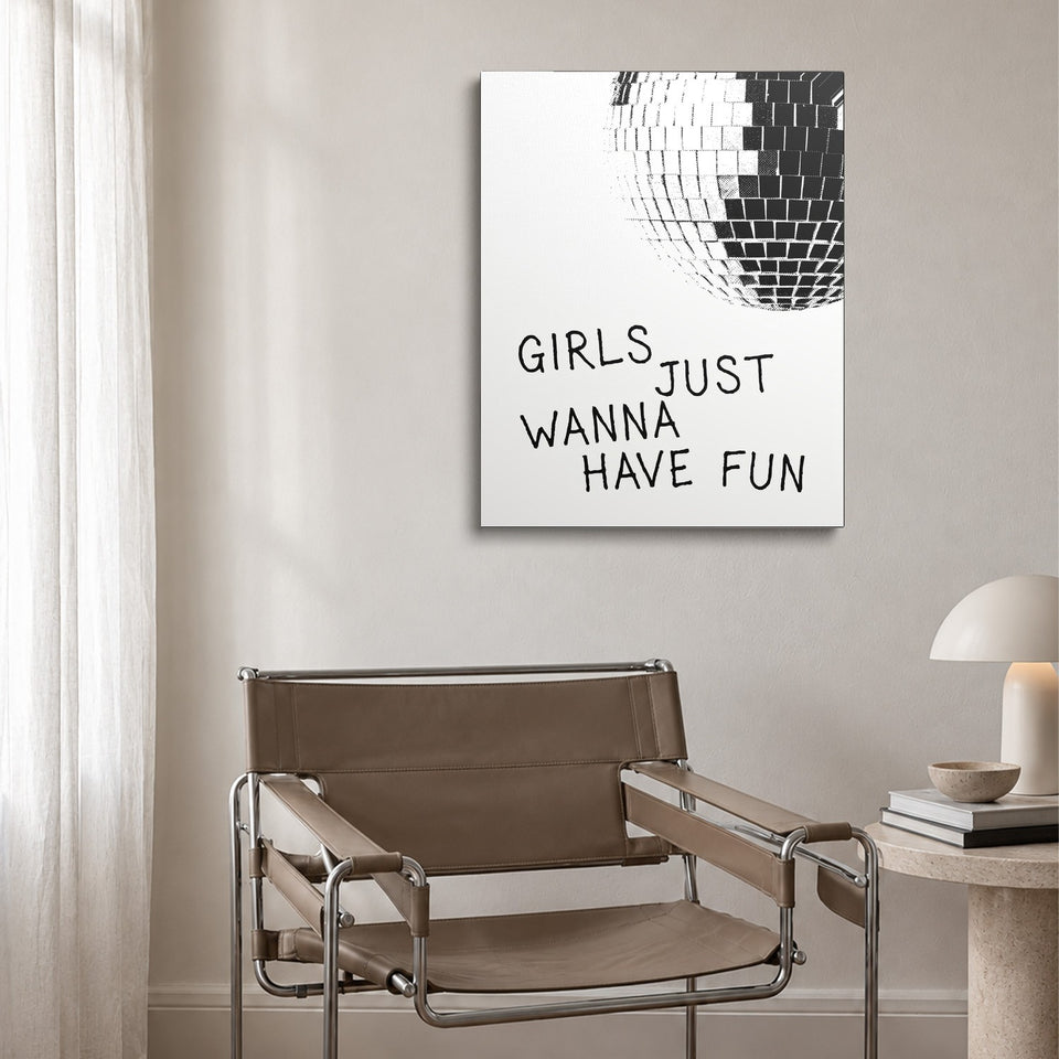 Toile Just Wanna Have Fun accrochée au-dessus d’un fauteuil en cuir et acier