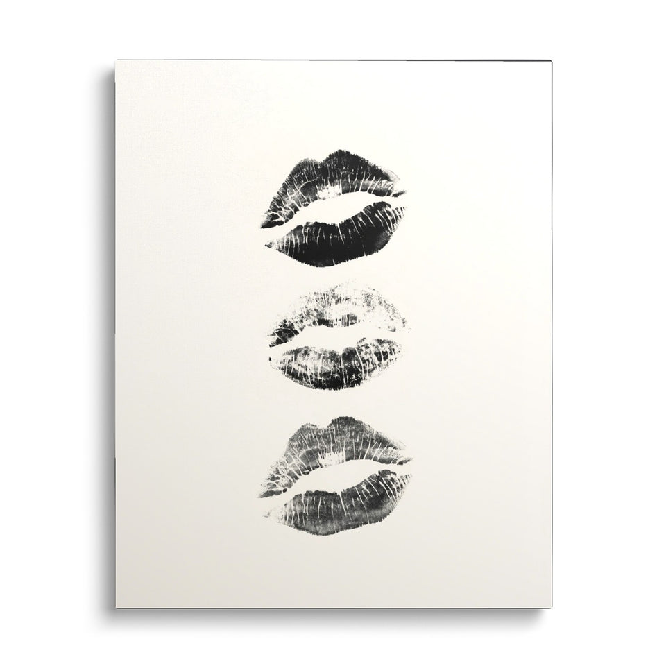 Toile Kiss Kiss Kiss vue de face sur fond blanc : trois empreintes de baisers au rouge à lèvres, en noir sur fond blanc, alignées verticalement
