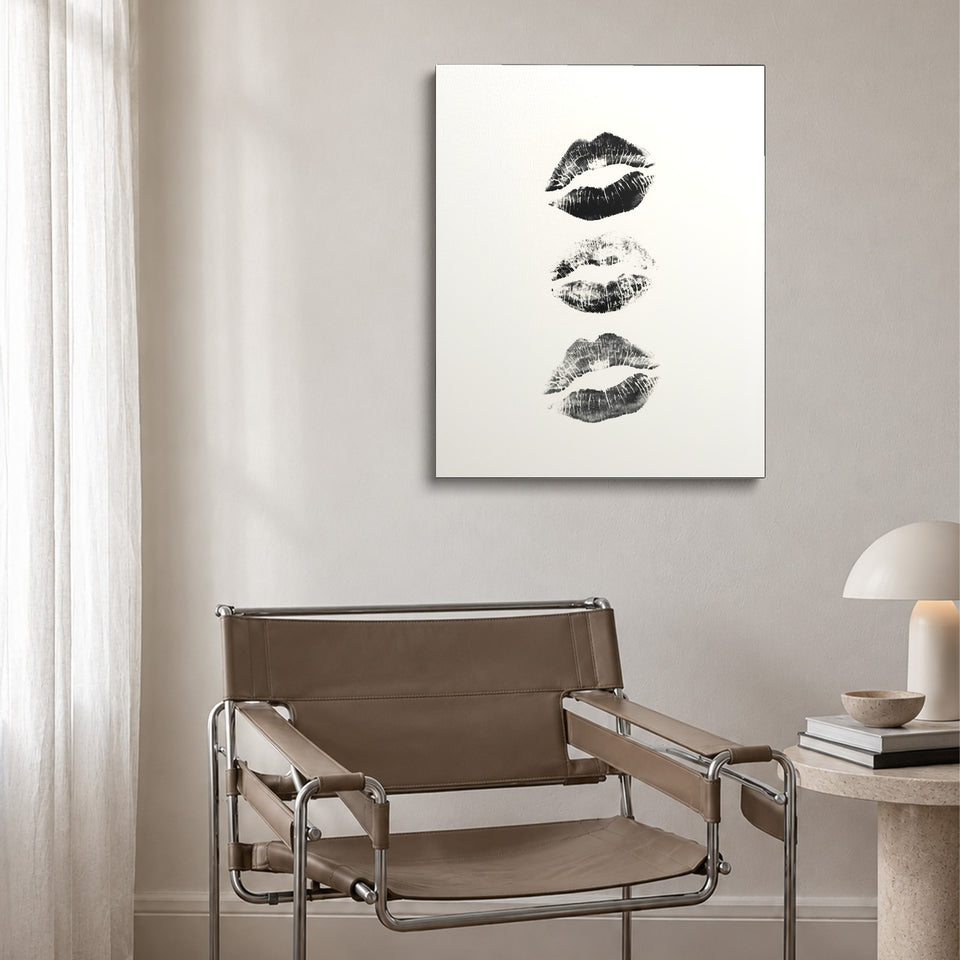 Toile Kiss Kiss Kiss accrochée au-dessus d’un fauteuil en cuir et acier