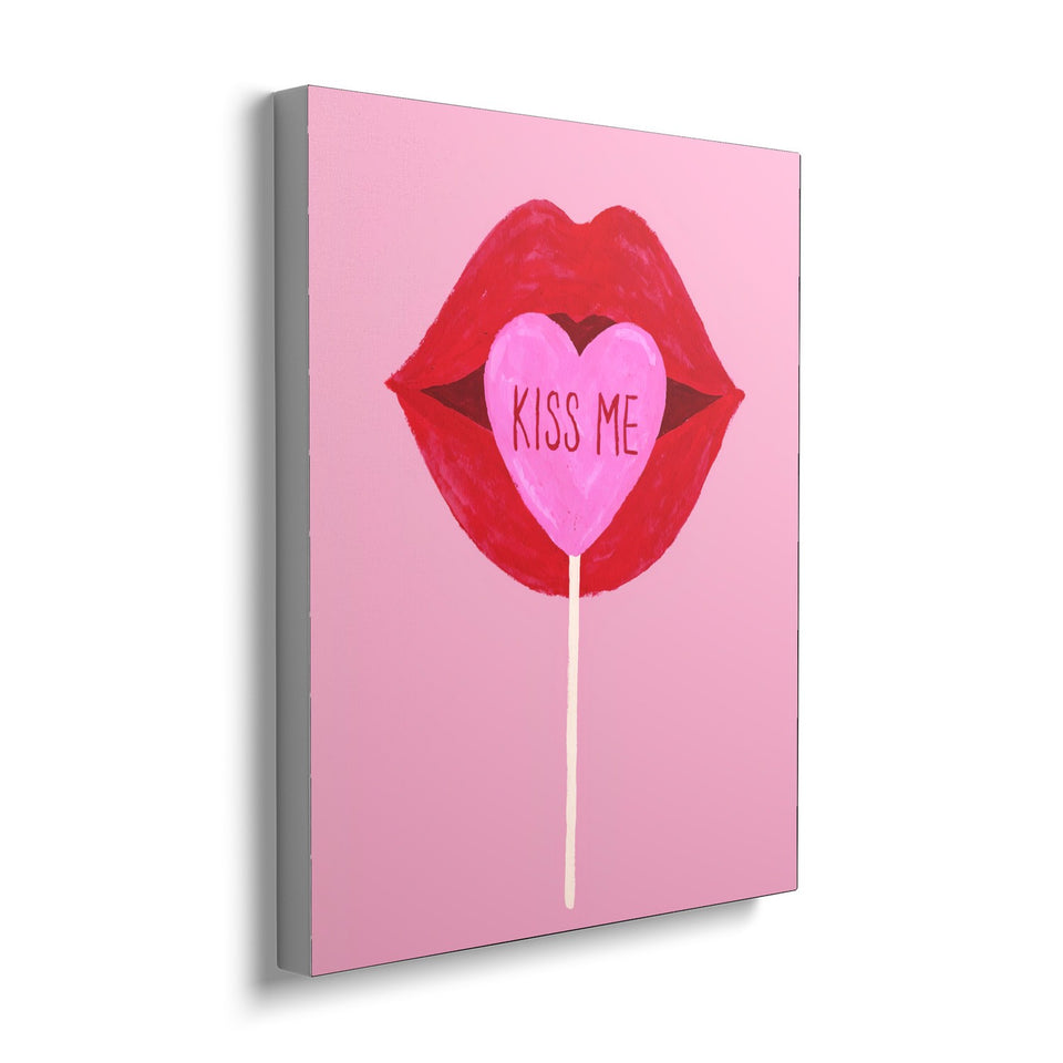 Toile Kiss Me 40 × 50 cm, vue de trois quarts avec tranche blanche : lèvres rouges et sucette cœur rose marquée « Kiss me » sur fond rose