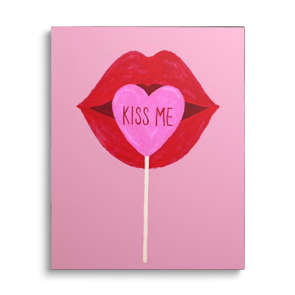 Toile Kiss Me vue de face sur fond blanc : lèvres rouges et sucette cœur rose marquée « Kiss me » sur fond rose