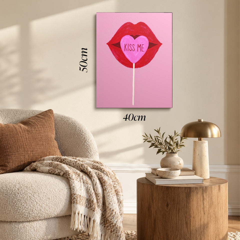 Toile Kiss Me accrochée dans un salon au-dessus d’un canapé, avec ses cotes 40 × 50 cm