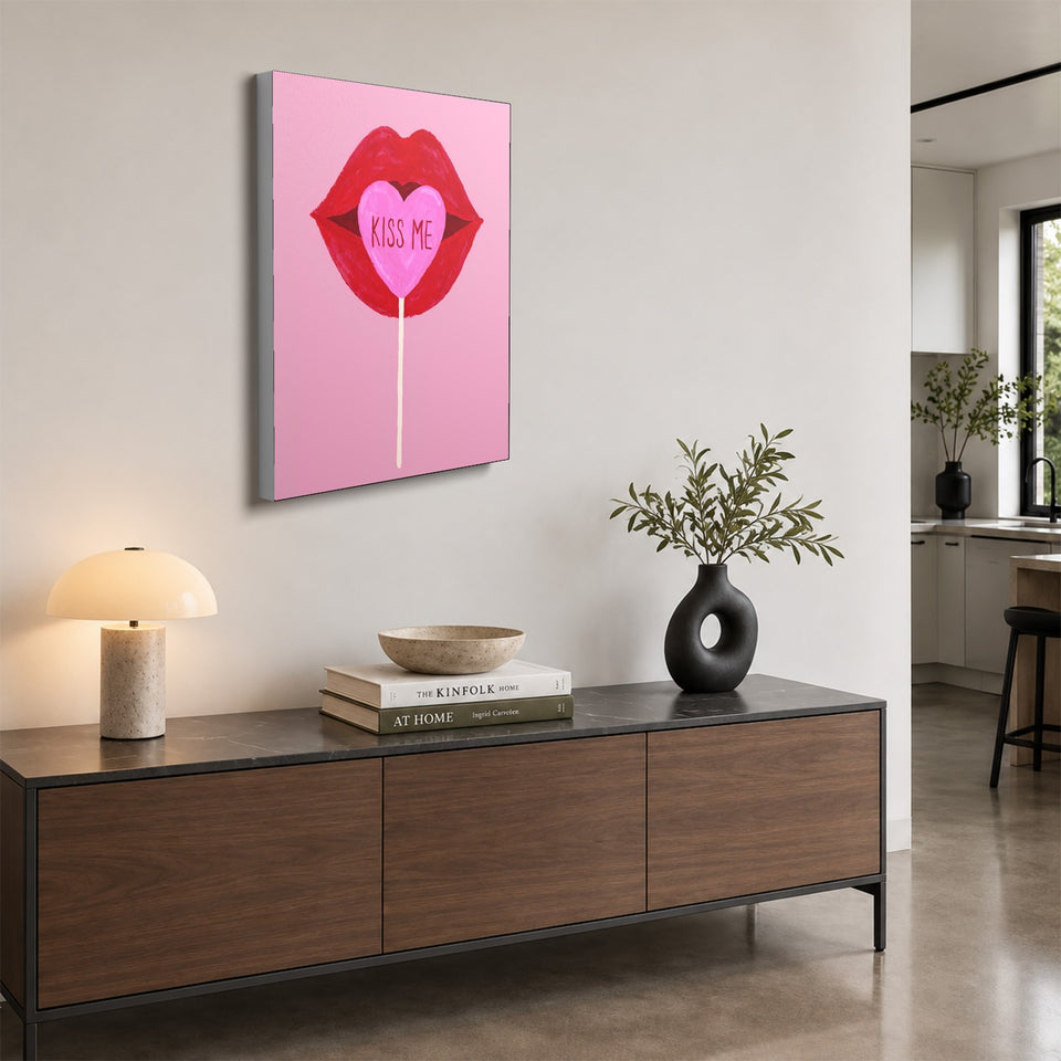 Toile Kiss Me accrochée au-dessus d’un buffet en noyer