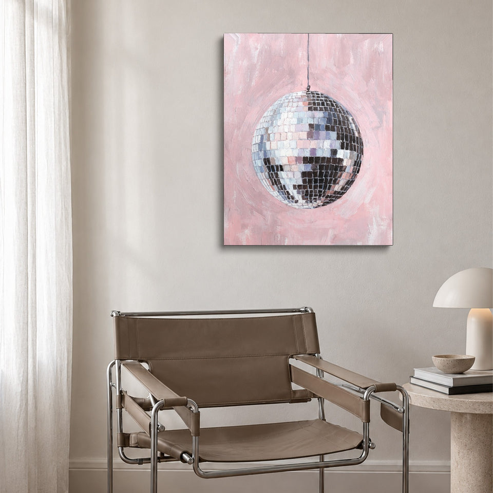 Toile La Boule Disco accrochée au-dessus d’un fauteuil en cuir et acier