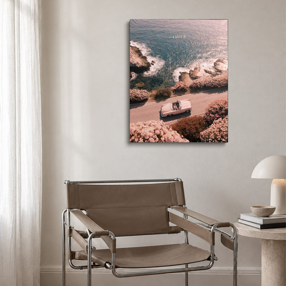 Toile La Corniche accrochée au-dessus d’un fauteuil en cuir et acier