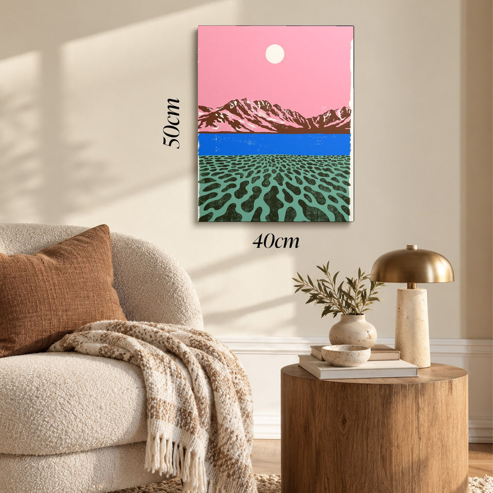Toile Lac Rose accrochée dans un salon au-dessus d’un canapé, avec ses cotes 40 × 50 cm