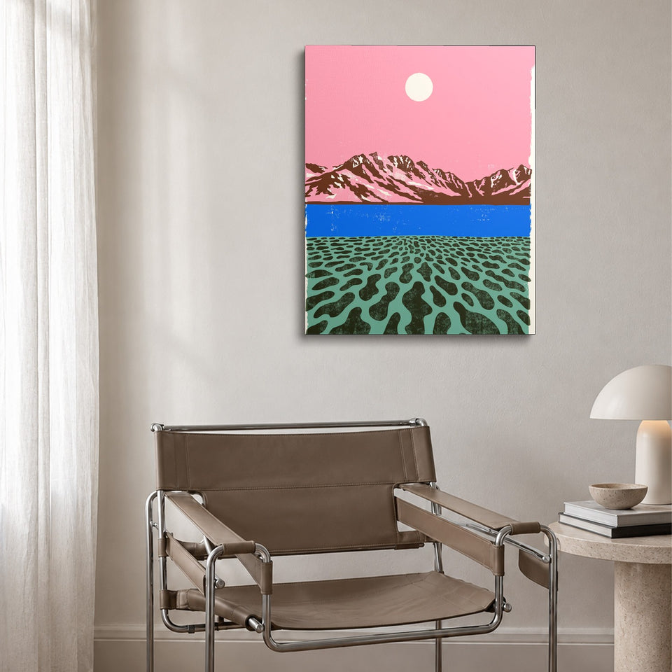 Toile Lac Rose accrochée au-dessus d’un fauteuil en cuir et acier