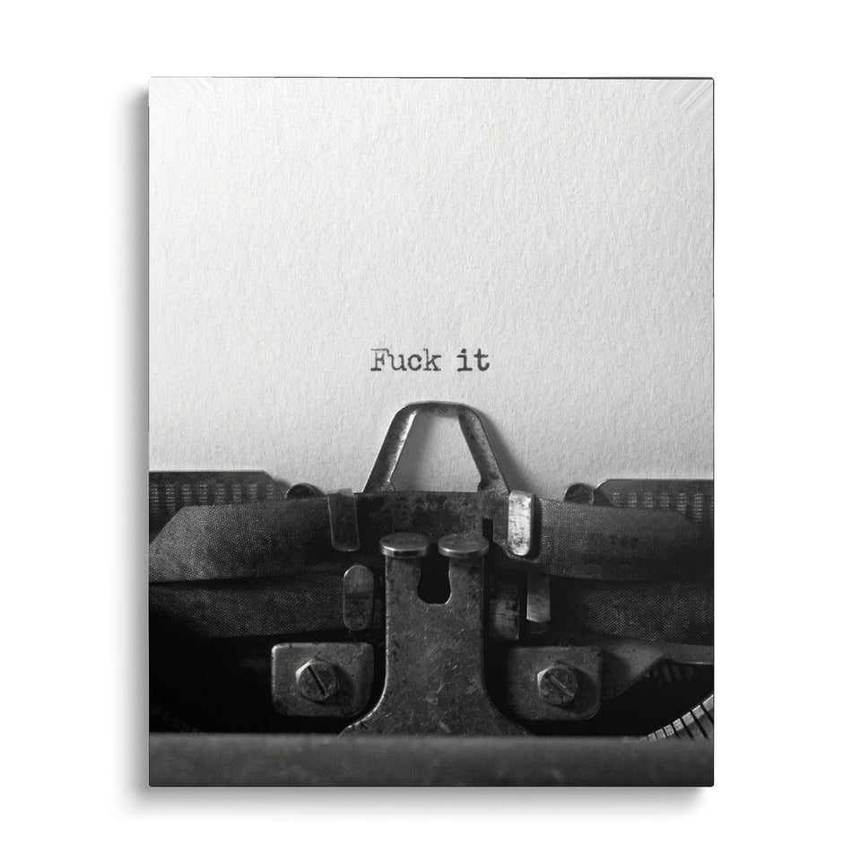Toile Lâcher Prise vue de face sur fond blanc : photographie noir et blanc d’une machine à écrire ancienne ; sur la feuille, les mots « Fuck it »