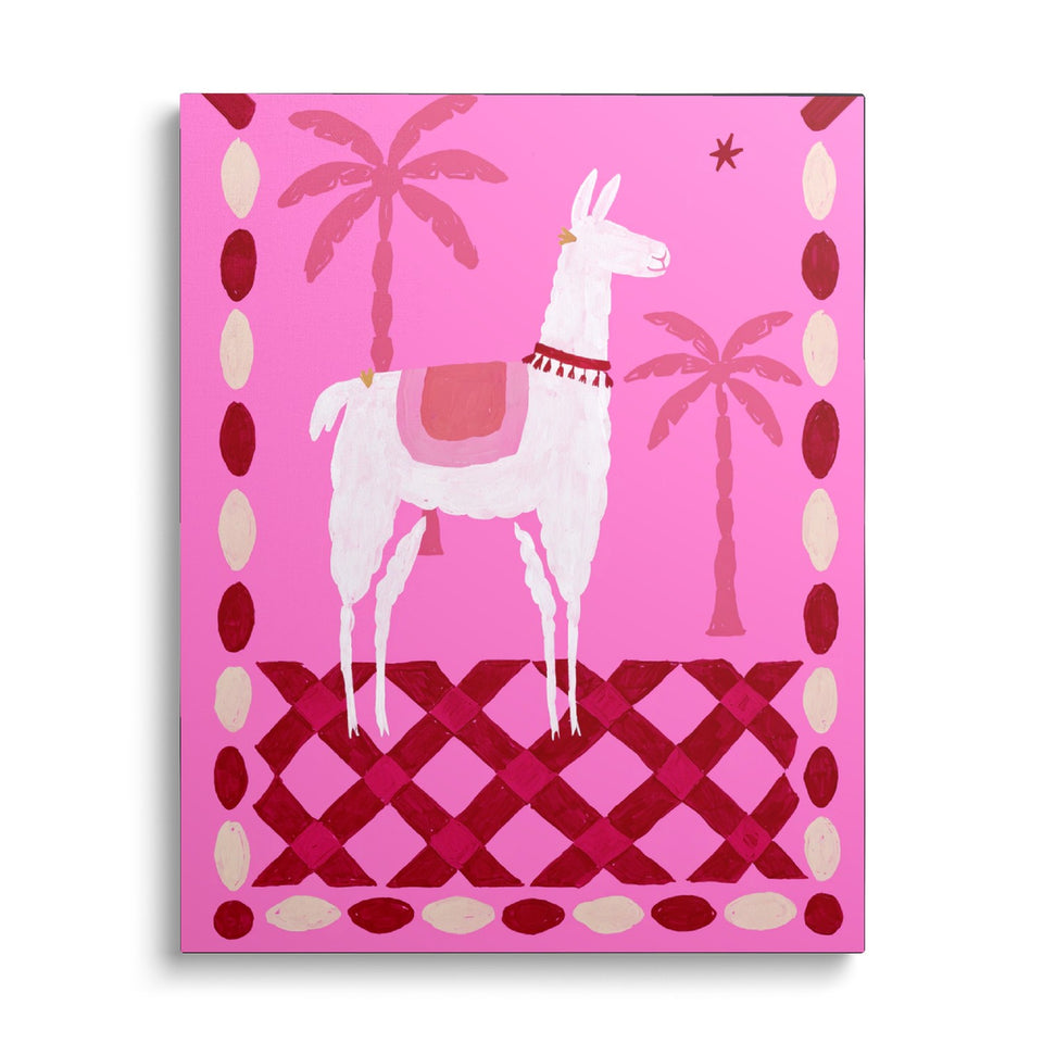 Toile Lama Rosa vue de face sur fond blanc : lama blanc sur un sol à damier rouge, entre deux palmiers, sur fond rose vif