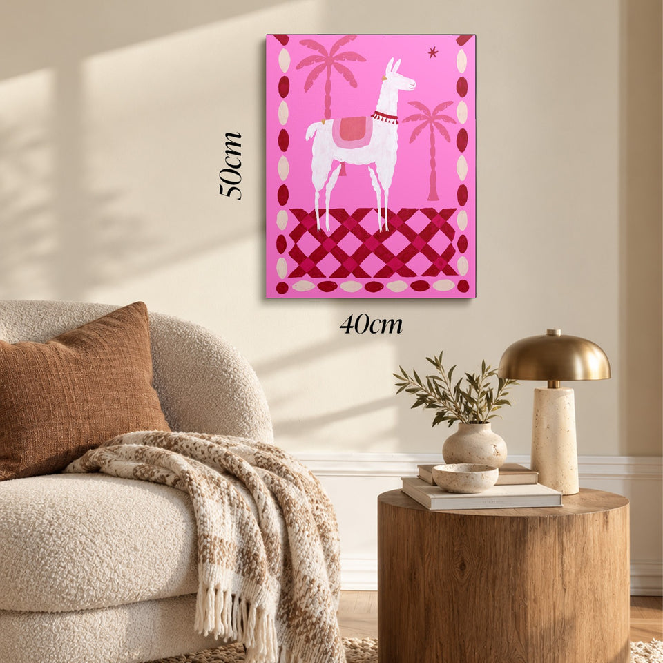 Toile Lama Rosa accrochée dans un salon au-dessus d’un canapé, avec ses cotes 40 × 50 cm