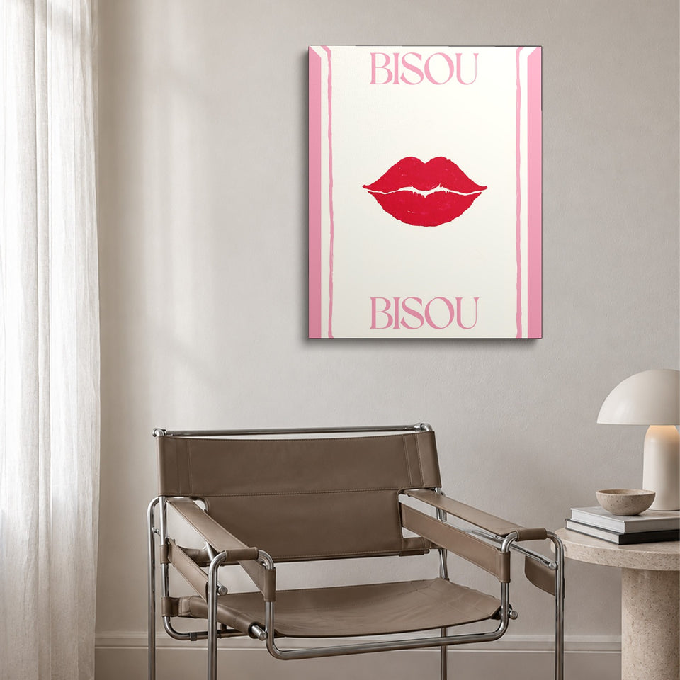 Toile Le Baiser accrochée au-dessus d’un fauteuil en cuir et acier