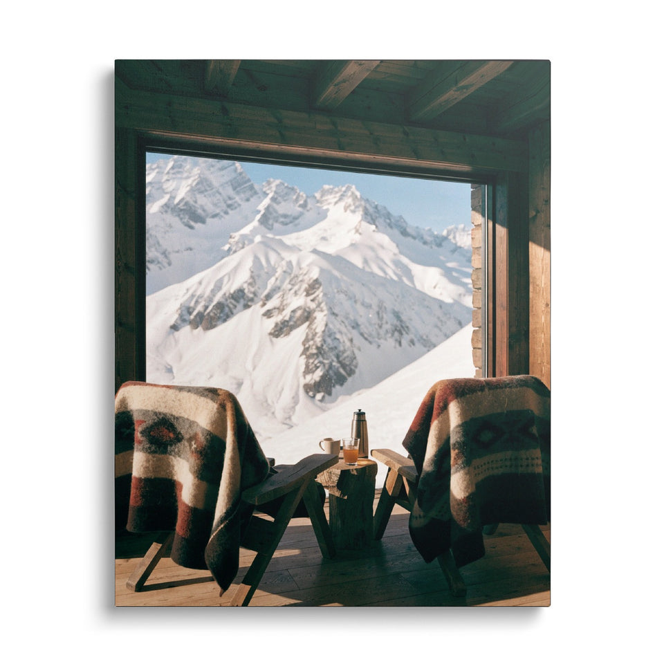 Toile Le Chalet vue de face sur fond blanc : photographie d’une terrasse de chalet en bois ouverte sur des montagnes enneigées, fauteuils et plaids