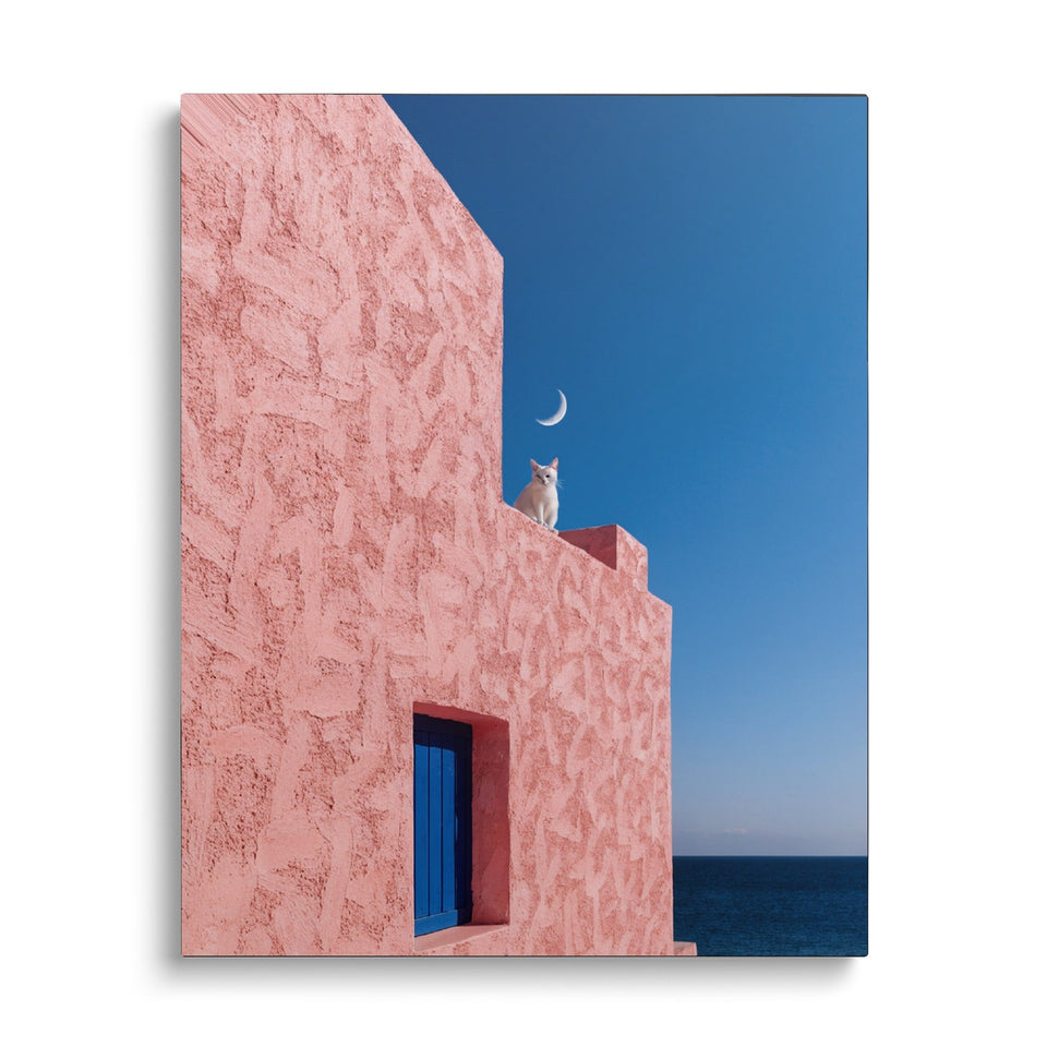 Toile Le Chat et la Lune vue de face sur fond blanc : mur rose crépi sous un ciel bleu nuit, un petit chat blanc assis sur un rebord regarde un croissant de lune