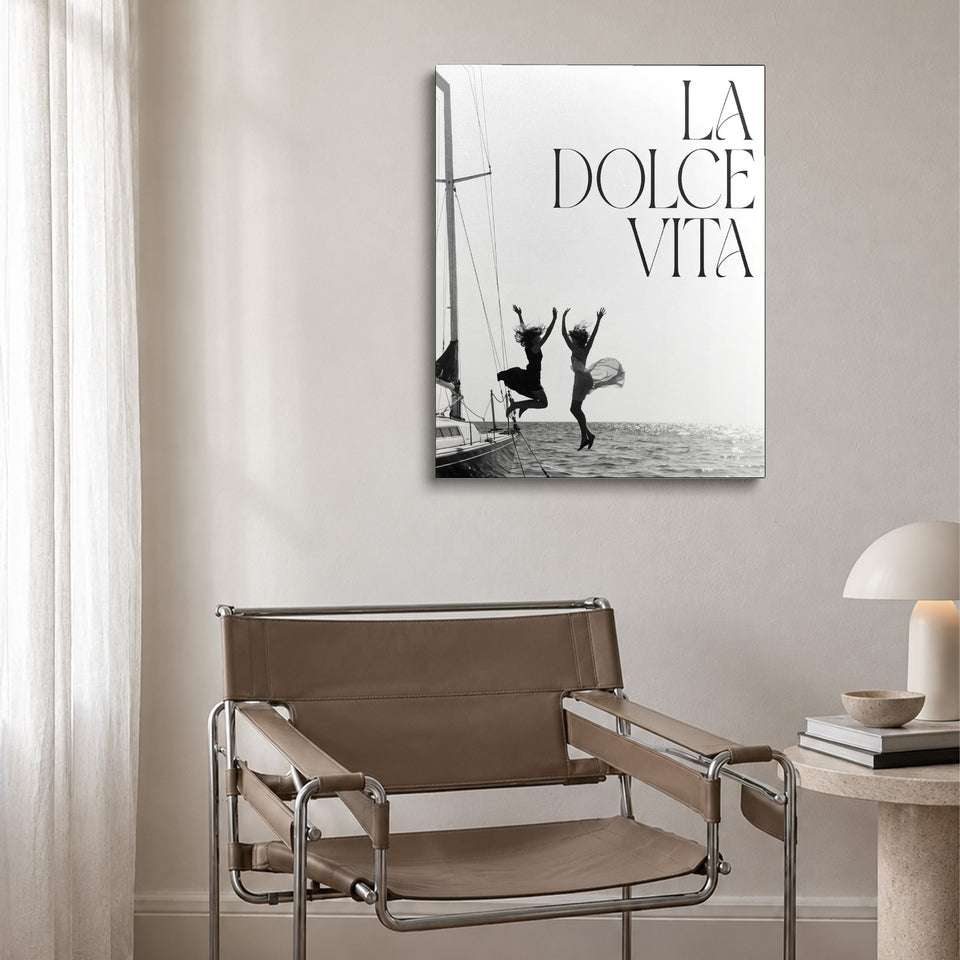 Toile Le Grand Saut accrochée au-dessus d’un fauteuil en cuir et acier