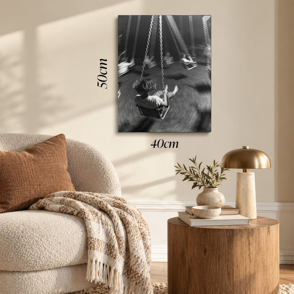 Toile Le Manège accrochée dans un salon au-dessus d’un canapé, avec ses cotes 40 × 50 cm