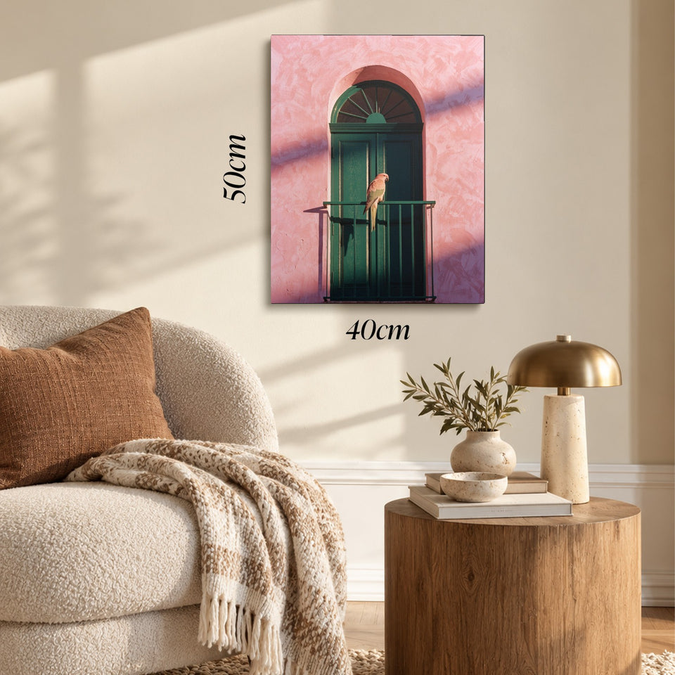 Toile Le Perroquet accrochée dans un salon au-dessus d’un canapé, avec ses cotes 40 × 50 cm