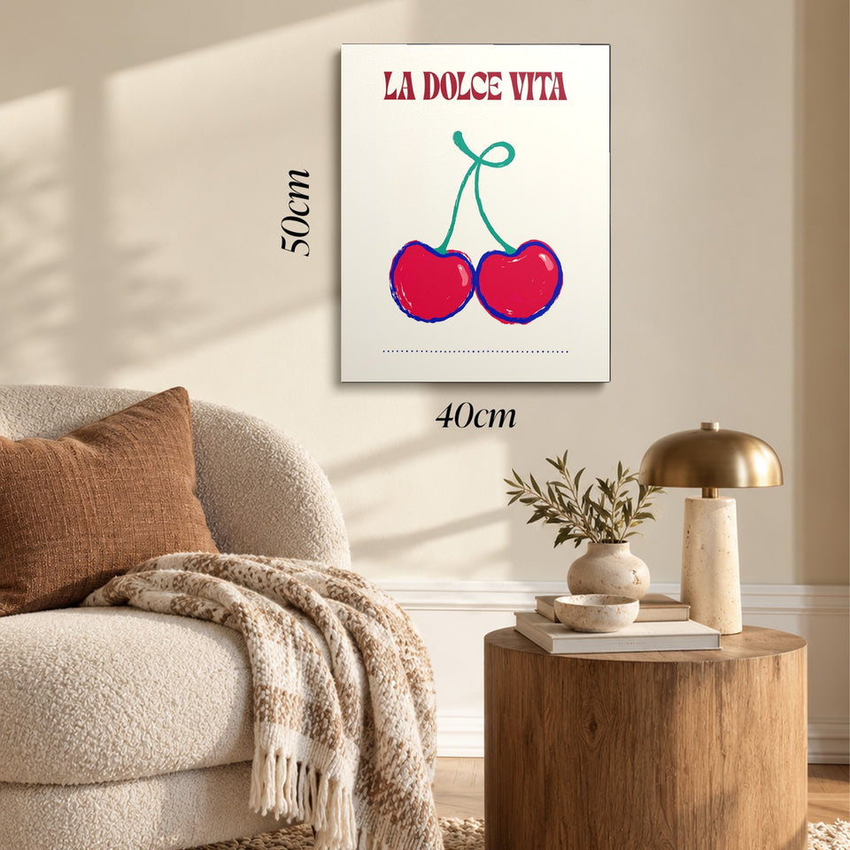 Toile Les Cerises accrochée dans un salon au-dessus d’un canapé, avec ses cotes 40 × 50 cm