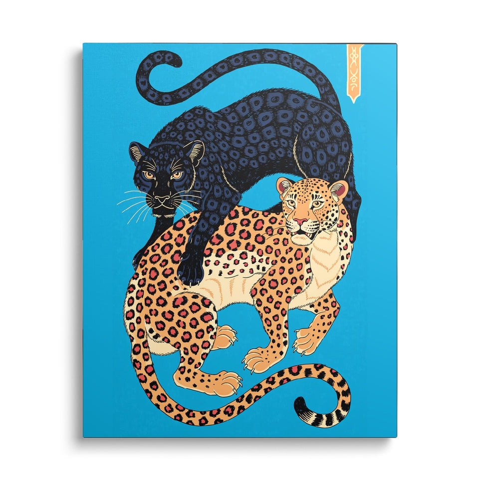 Toile Les Fauves vue de face sur fond blanc : panthère noire enroulée sur un léopard, sur fond bleu vif