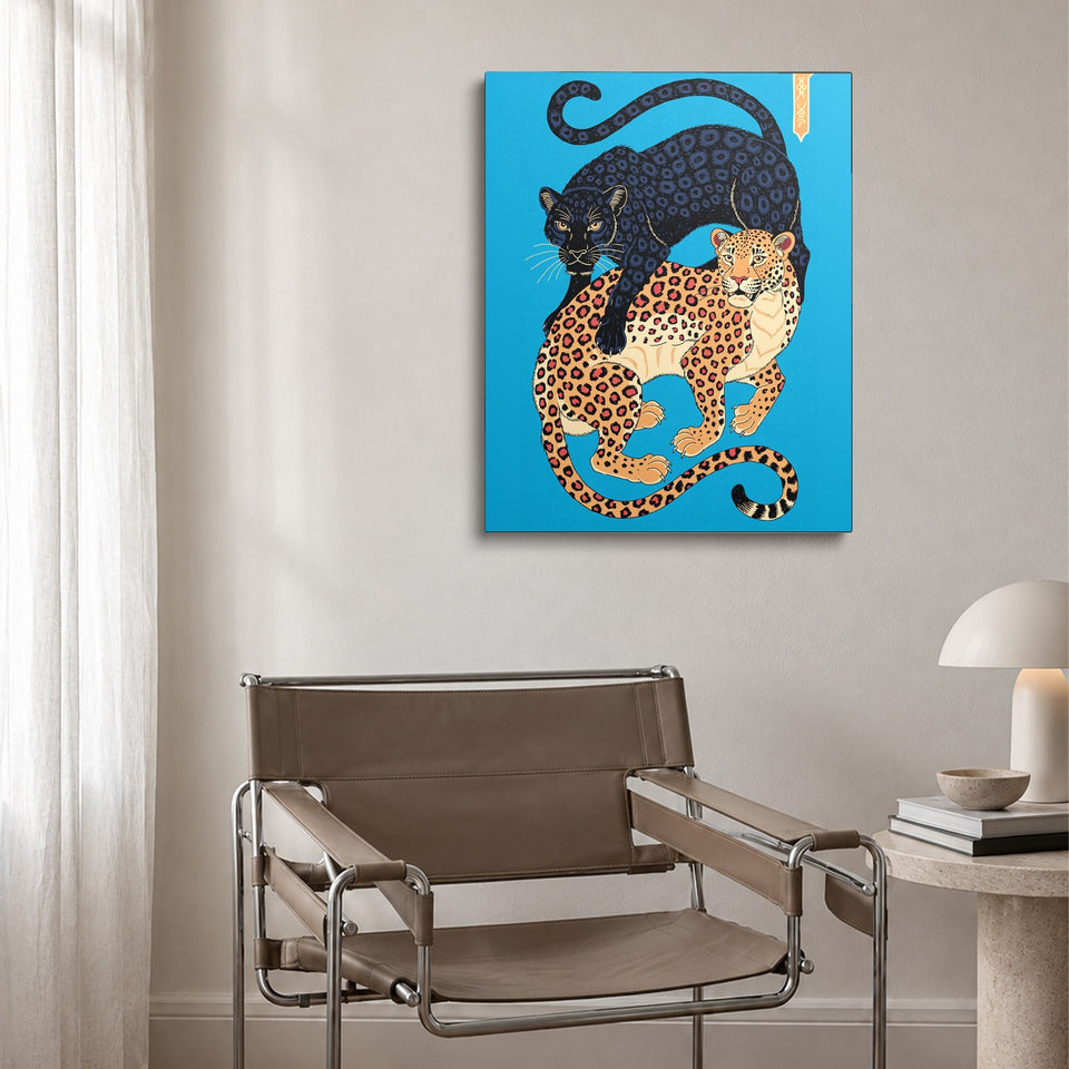 Toile Les Fauves accrochée au-dessus d’un fauteuil en cuir et acier