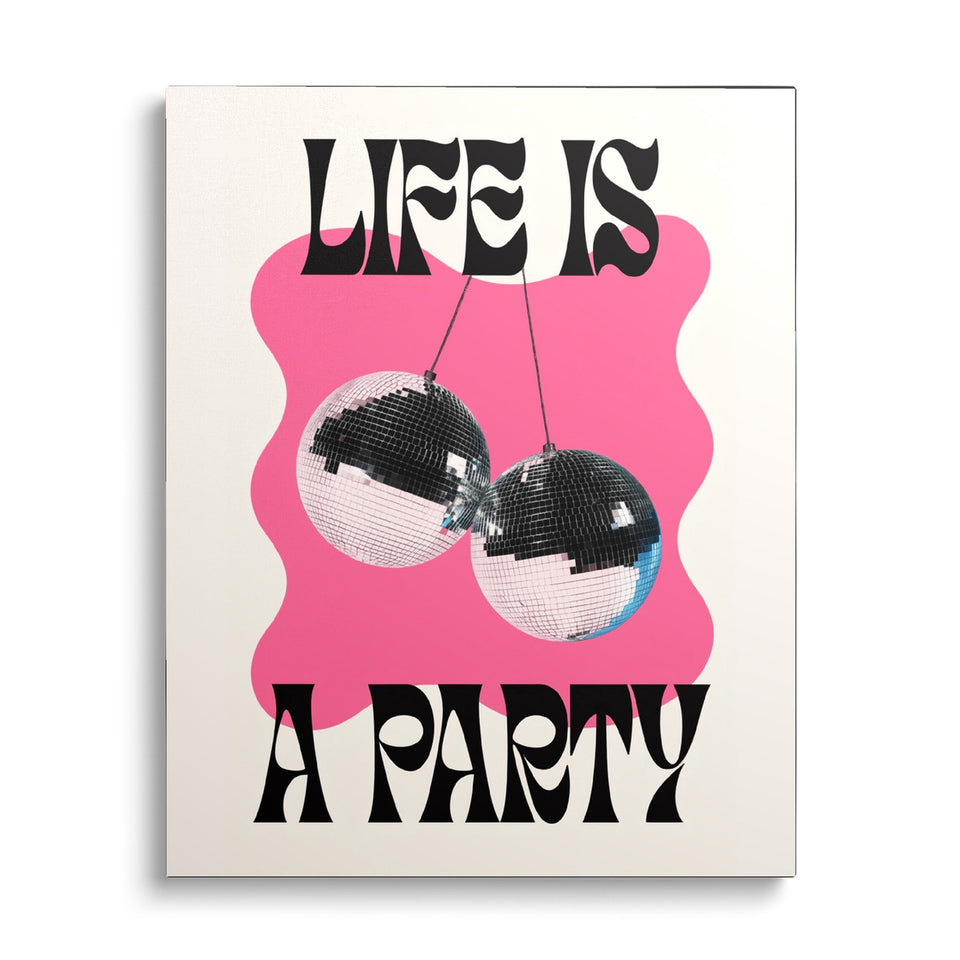 Toile Life Is a Party vue de face sur fond blanc : lettrage noir « Life is a party » autour d’une forme rose ondulée où pendent deux boules à facettes
