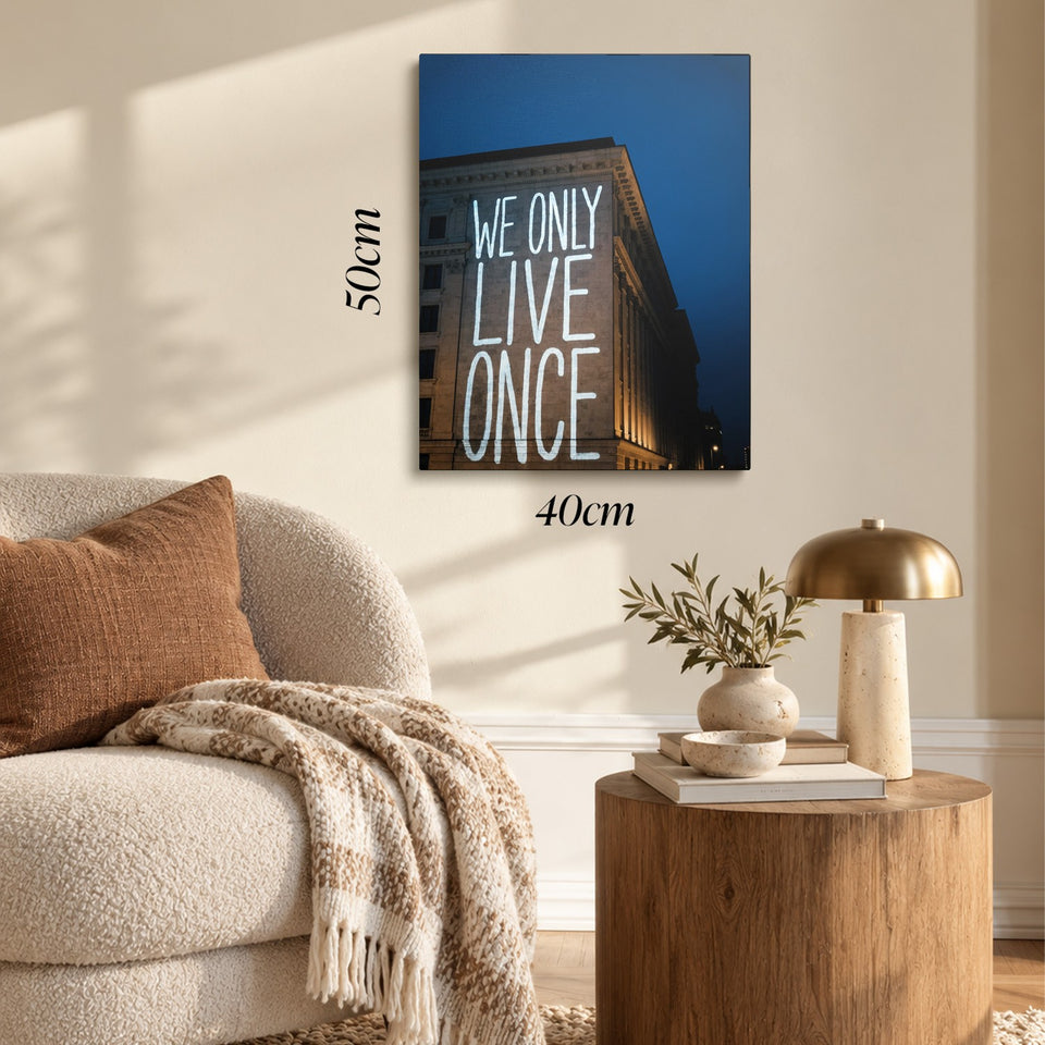 Toile Live Once accrochée dans un salon au-dessus d’un canapé, avec ses cotes 40 × 50 cm