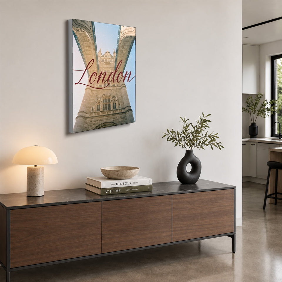 Toile London accrochée au-dessus d’un buffet en noyer