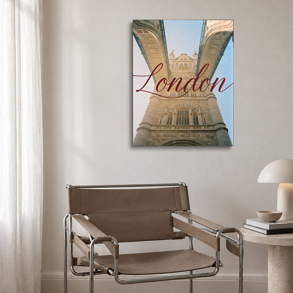 Toile London accrochée au-dessus d’un fauteuil en cuir et acier