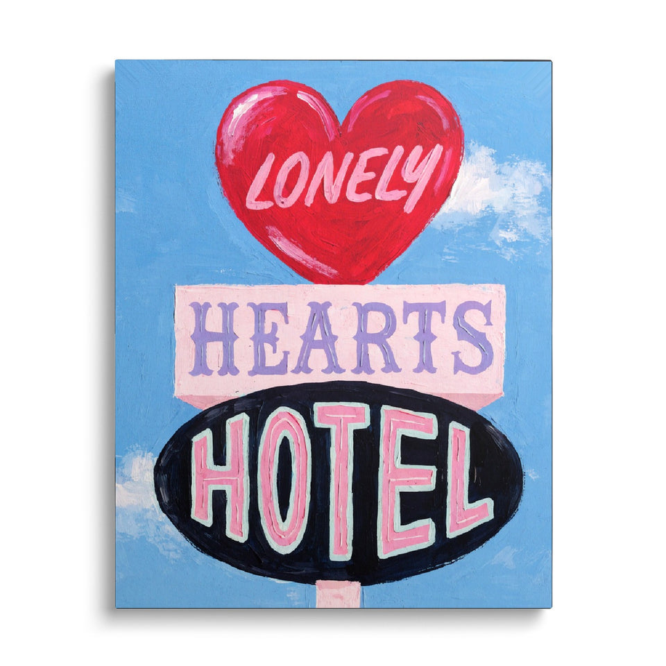 Toile Lonely Hearts Hotel vue de face sur fond blanc : enseigne de motel peinte, cœur rouge et lettres roses sur ciel bleu
