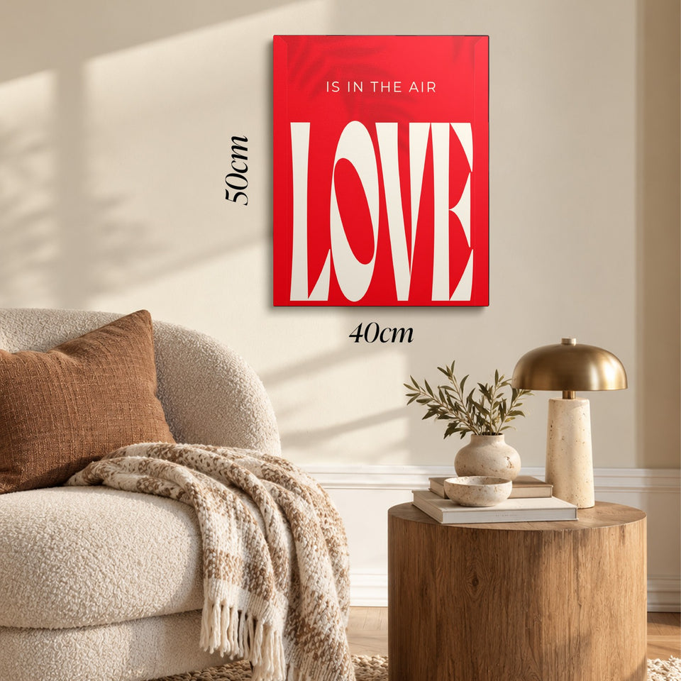 Toile Love Is in the Air accrochée dans un salon au-dessus d’un canapé, avec ses cotes 40 × 50 cm