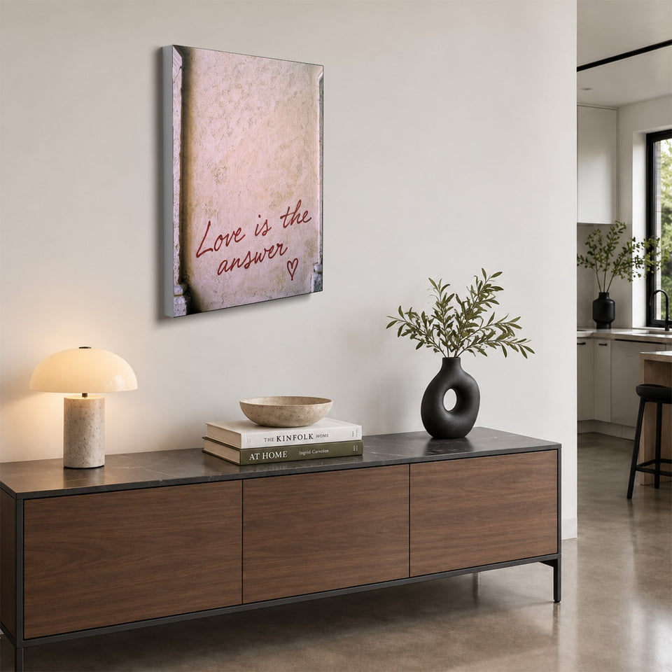 Toile Love Is the Answer accrochée au-dessus d’un buffet en noyer