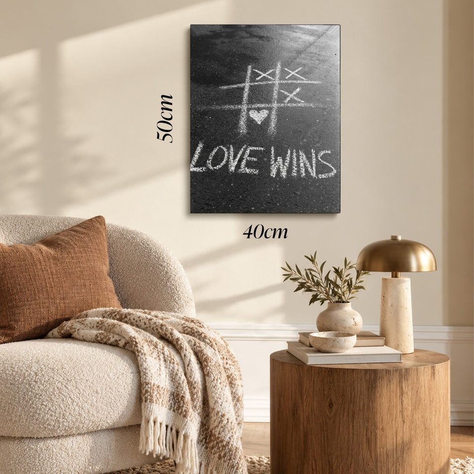 Toile Love Wins accrochée dans un salon au-dessus d’un canapé, avec ses cotes 40 × 50 cm